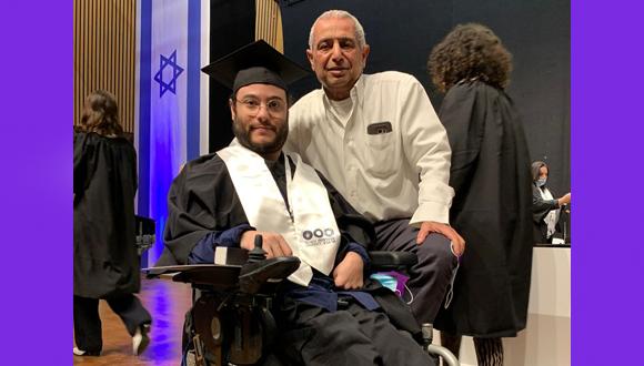 לירון שזיפי שמשתתף בתוכנית ואביו, בטקס קבלת תואר ראשון