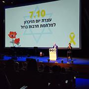 פרופ' אריאל פורת, נשיא אוניברסיטת תל אביב, נושא דברים בעצרת לציון שנה ל-7 באוקטובר